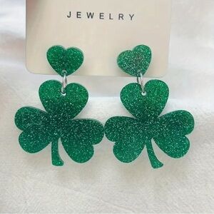 Clover dangling earrings.